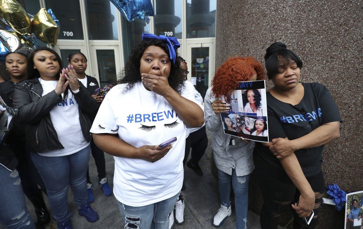 Familiares de Breonna Taylor, una mujer negra asesinada de ocho tiros en marzo cuando agentes antinarcóticos llegaron a su casa con una orden de registro. (Sam Upshaw/Courier Journal via AP, File)