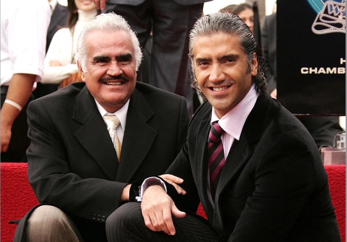 Vicente Fernández y su hijo Alejandro Fernández durante una gala de premiación (Foto: AP)
