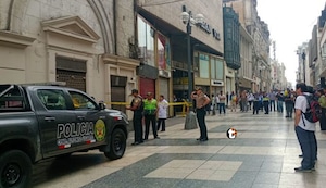 ¡Balacera en centro histórico! Delincuente muere al caer de edificio y capturan a ucraniano armado tras asalto fallido en Jirón de la Unión
