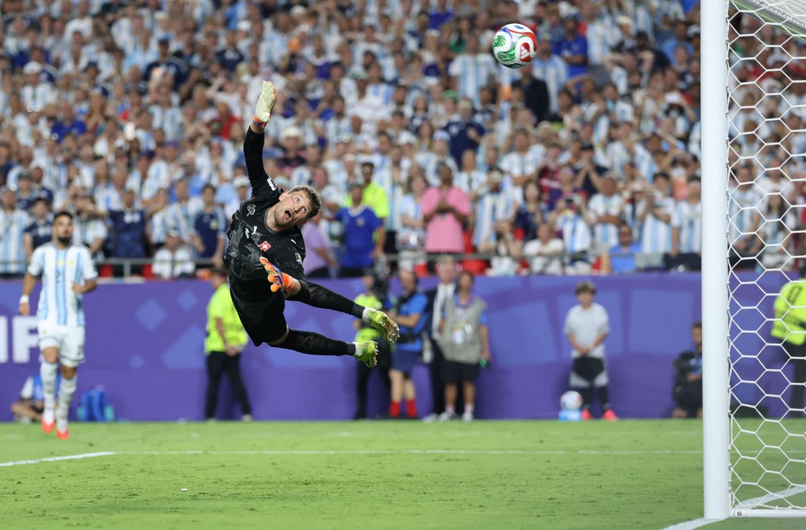 Julián Álvarez pone el balón en un ángulo imposible para el arquero suizo. (Photo by Thomas COEX / AFP)