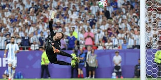 Julián Álvarez pone el balón en un ángulo imposible para el arquero suizo. (Photo by Thomas COEX / AFP)