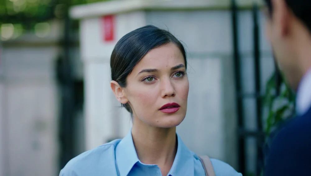 Ceylin es chantajeada en la telenovela turca “Secretos de familia” (Foto: Ay Yapım)