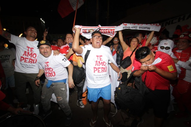 Hinchas peruanos en Paraguay realizaron el clásico banderazo y luego recogieron toda la basura que generaron. Foto: Alan Ramírez | Trome