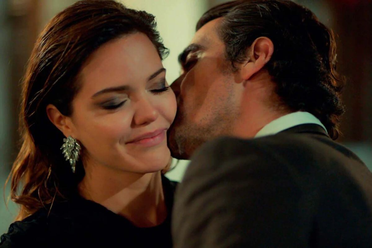 Hakan besando a Züleyha en "Tierra amarga" (Foto: Tims & B Productions)