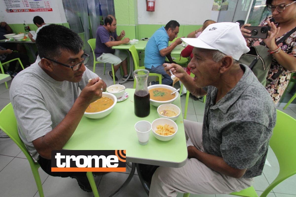 "Vengo hace 8 años a comer esta parihuela, no he probado una igual, esta es espectacular", cuenta el taxista. Foto: Alan Ramírez.