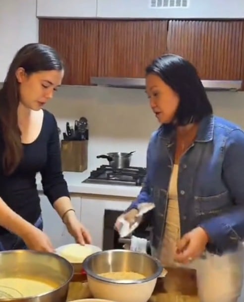 Keiko y Kyara cocinando en pleno live.