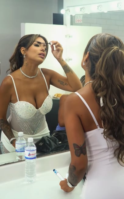 Shirley Arica alistándose para grabar 'EVDLV'.