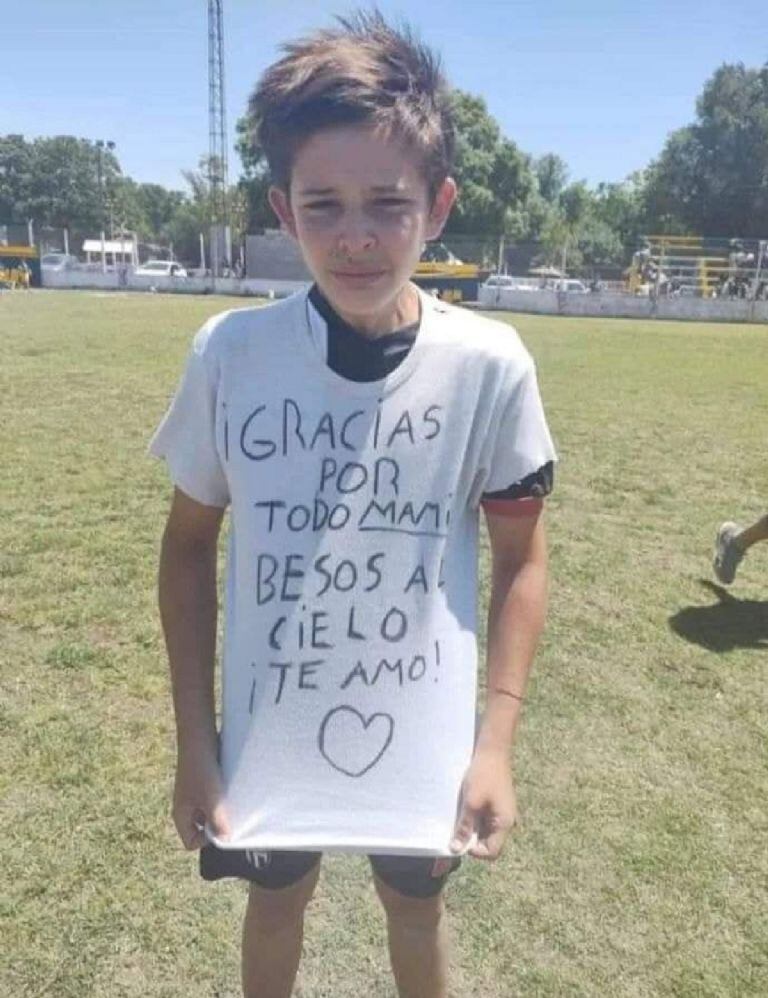 Niño de 11 años emocionó con mensaje para su madre fallecida.
