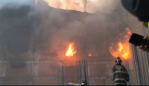 Incendio en el Cercado de Lima: El momento en que pared de edificio se vino abajo por el fuego | VIDEO