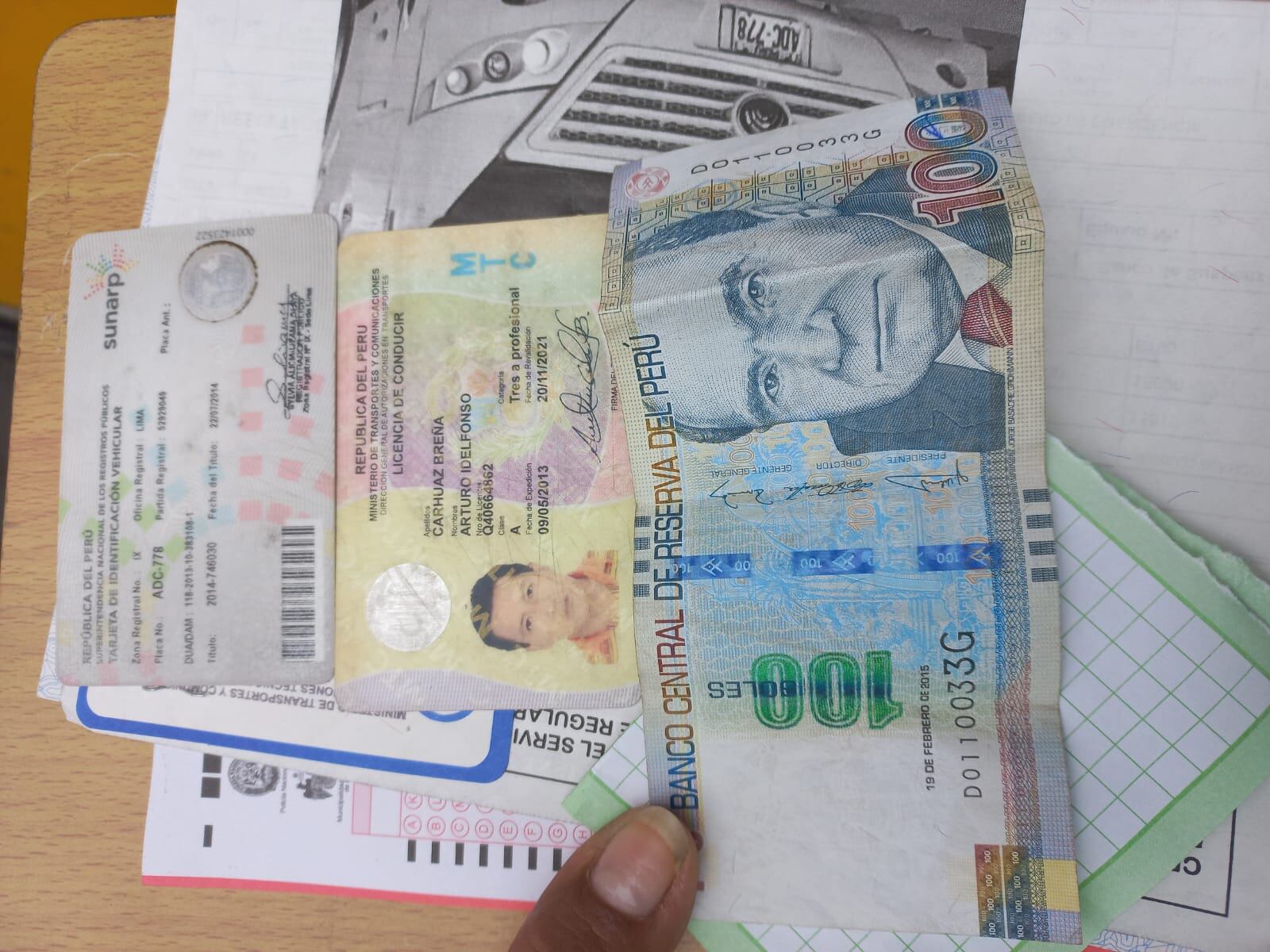 Entregó billete de s/. 100 junto a licencia de conducir (PNP)
