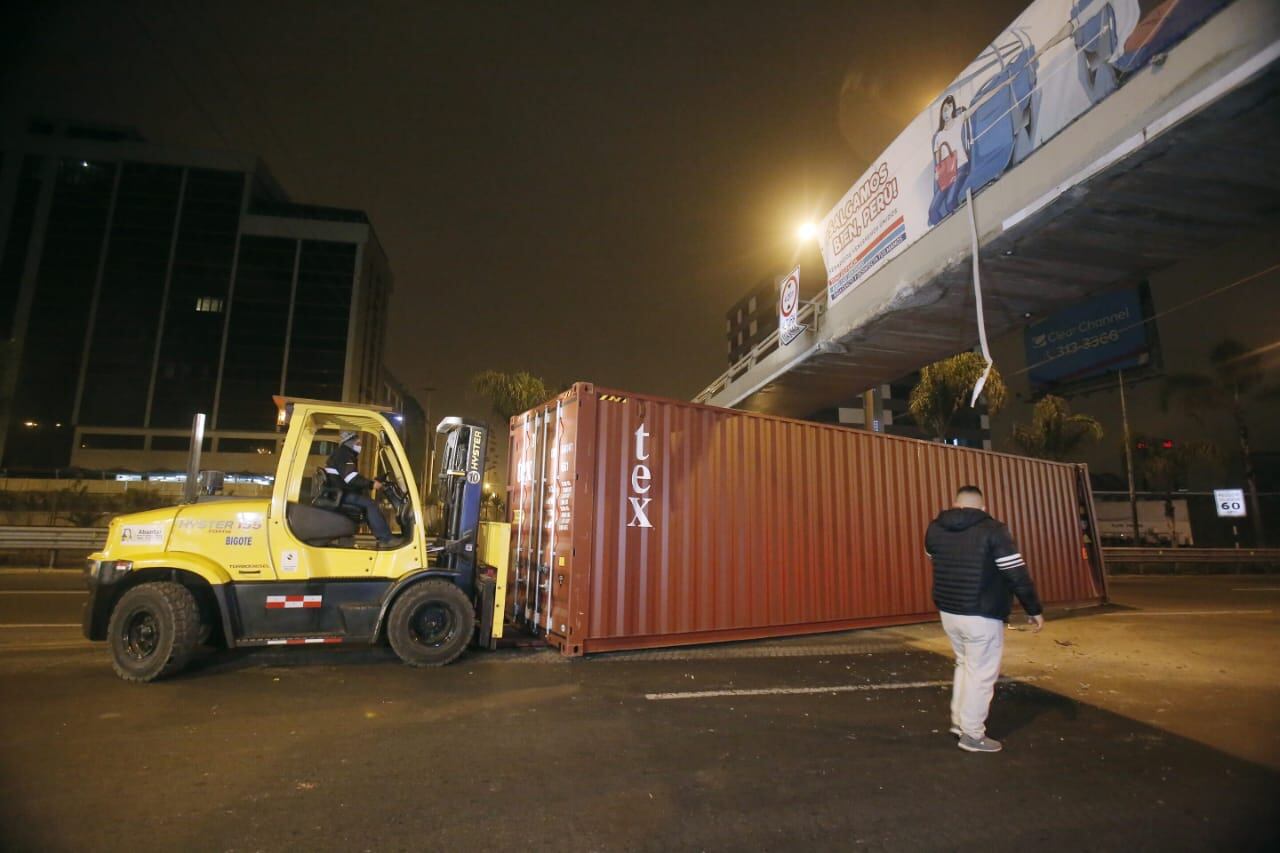 Contenedor fue retirado esta mañana de la vía en San Isidro. (Foto: César Grados / @photo.gec)