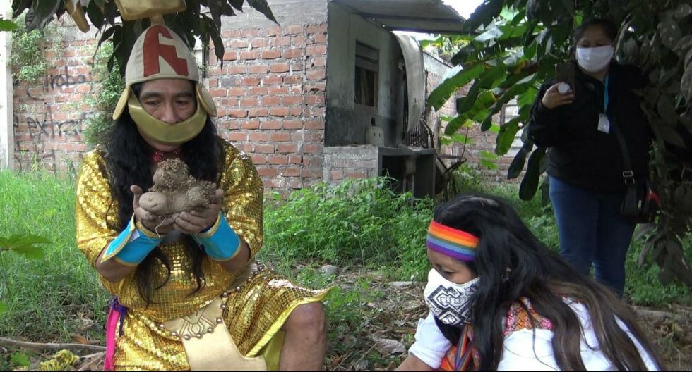 Representación del pago a la tierra en la huaca de la Universidad Nacional Mayor de San Marcos, previo a sustentación de tesis. (Trome)