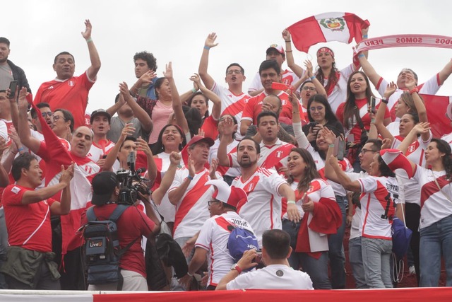 Hinchas peruanos alientan a la selección previo a su encuentro con Paraguay en Ciudad del Este. Foto: Alan Ramírez