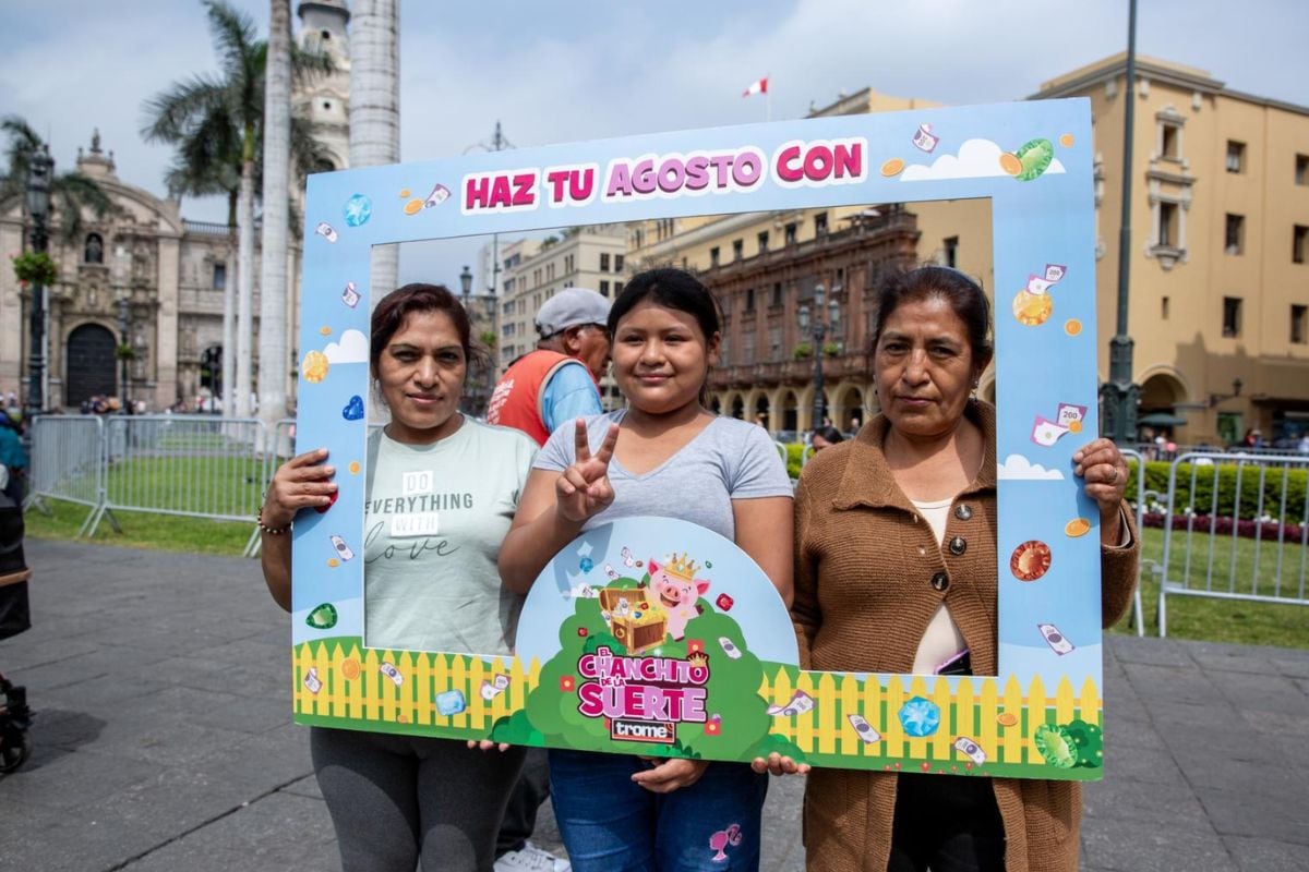 Familias sueñan en grande al conocer los premios de 'El Chanchito de la Suerte'. Foto: Fernando Sangama/Trome.