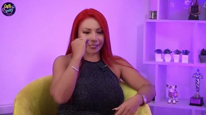 Deysi Araujo llora al recordar que no terminó la secundaria.