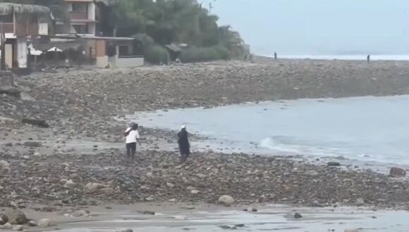 Fuertes oleajes en Piura arrastran la arena de la playa de Máncora y la cubren de piedras