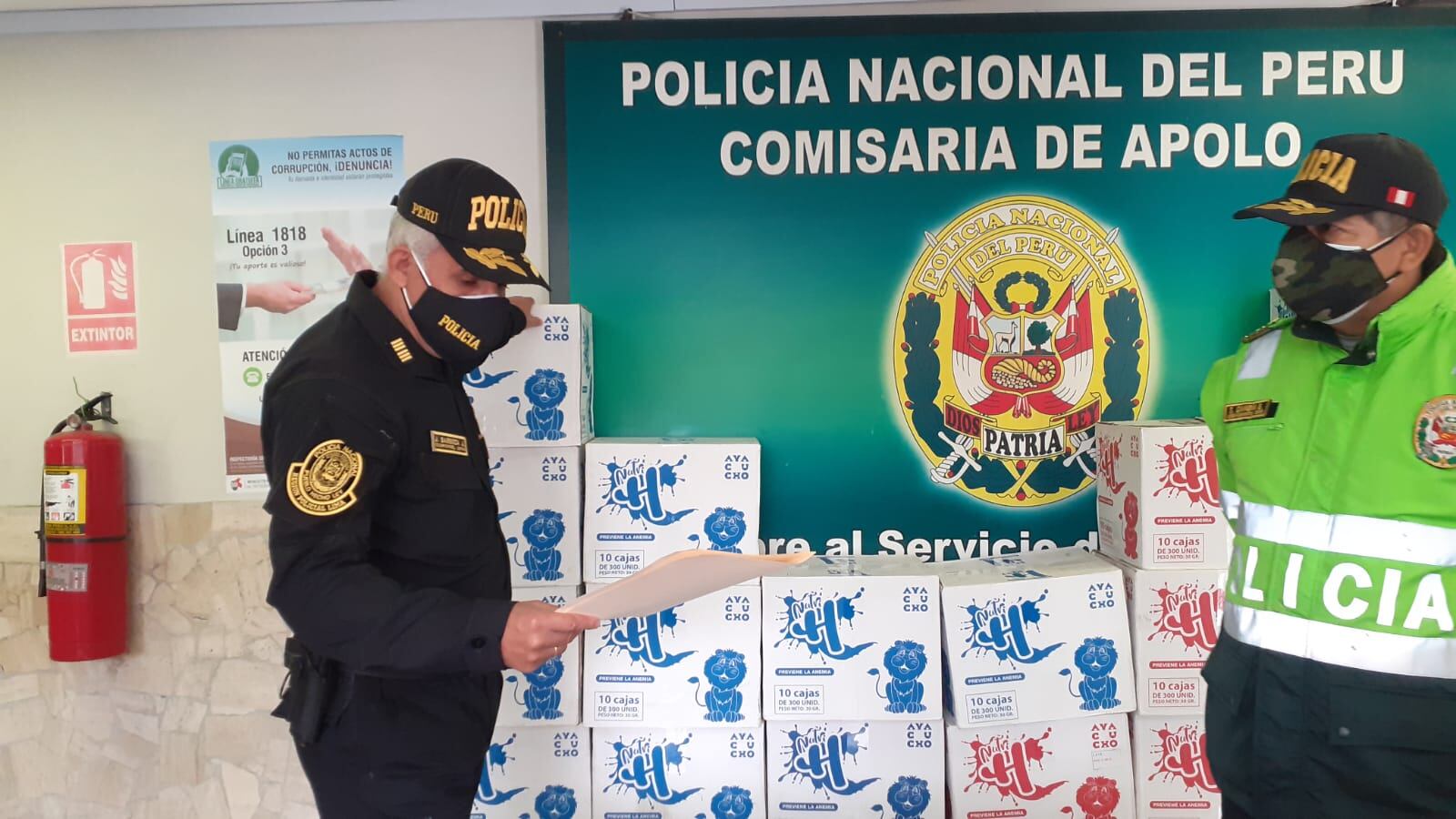 Policías de Inteligencia de la comisaría de Apolo intervinieron a Ingrid Bravo Abanto (35), e incautaron en su vivienda, en La Victoria, 24 cajas grandes de galletas Nutri H (para combatir la anemia), cuyo creador, Julio Garay, denunció que fue estafado por una banda de sujetos. (foto: Mónica Rochabrum)