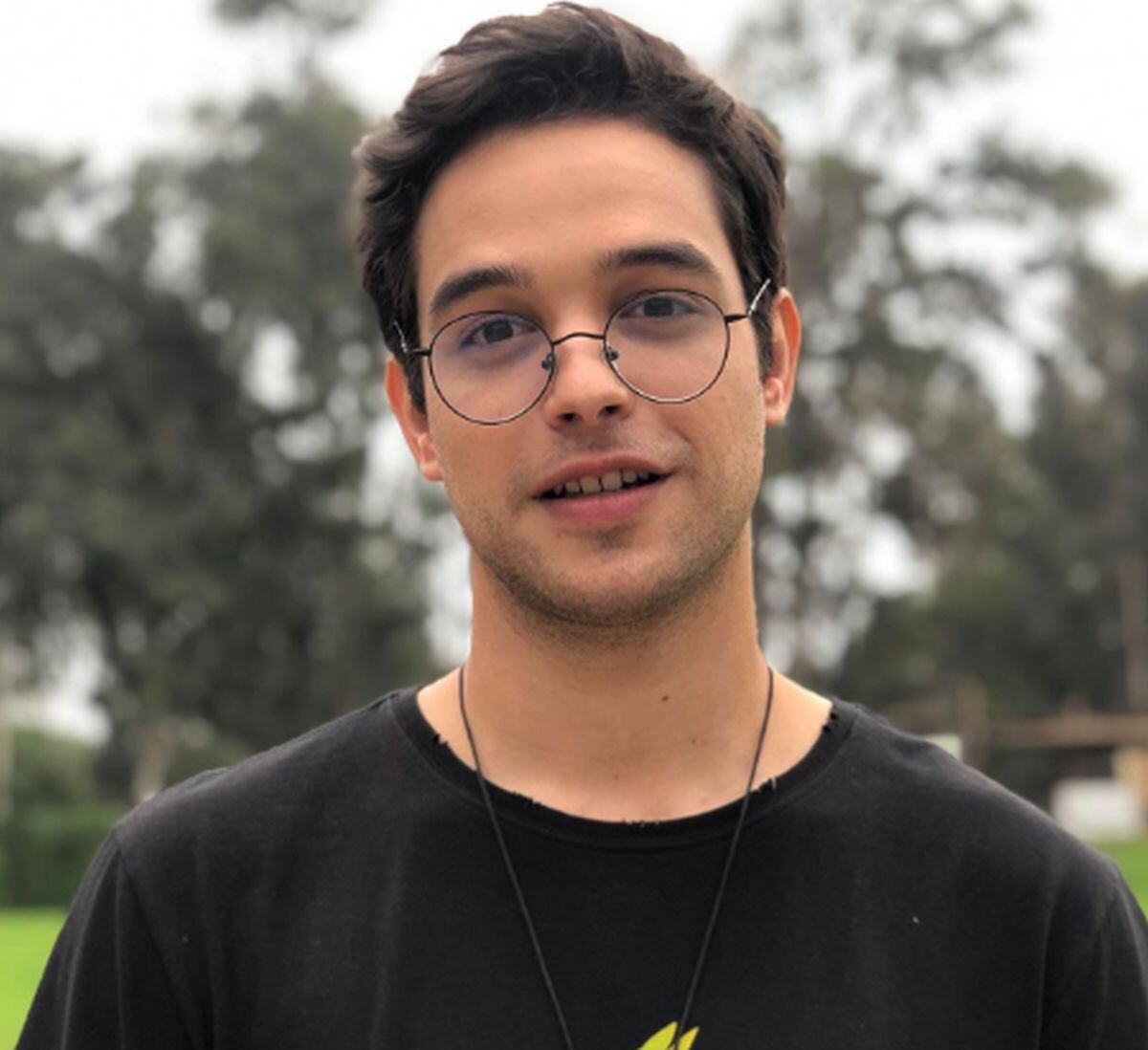 El histrión luciendo unos lentes que lo muestran con un look intelectual (Foto: Franco Pennano / Instagram)