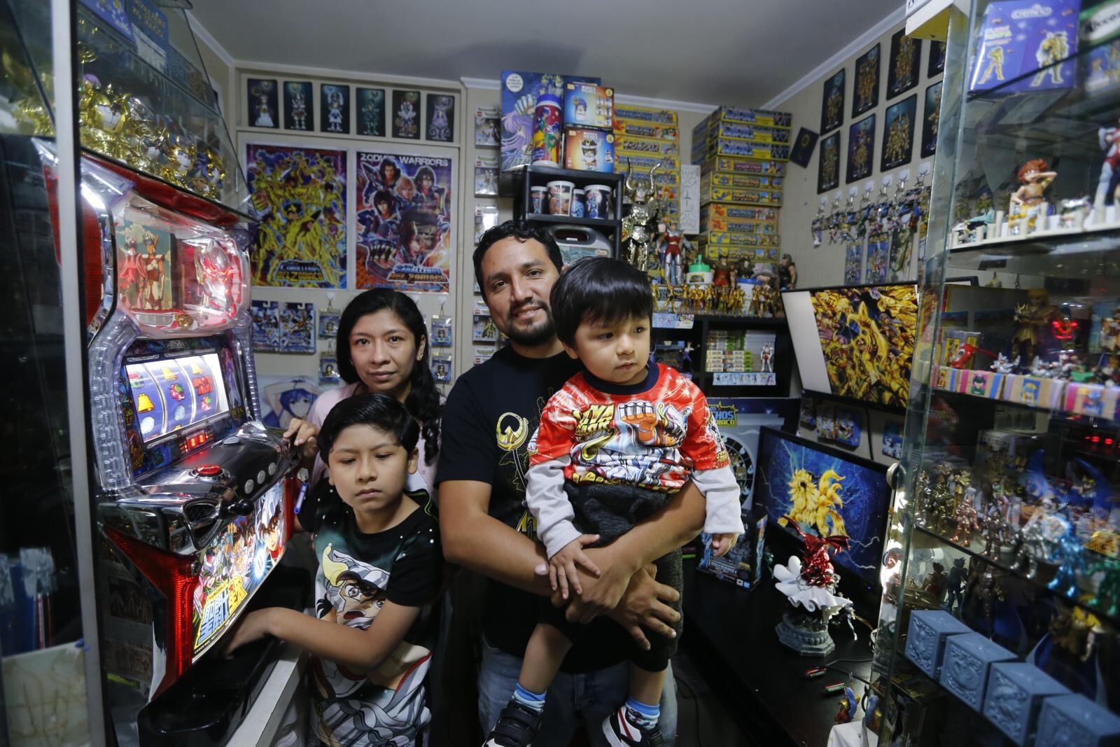 Jonathan Morante con su familia y colección. (Foto: Violeta Ayasta)
