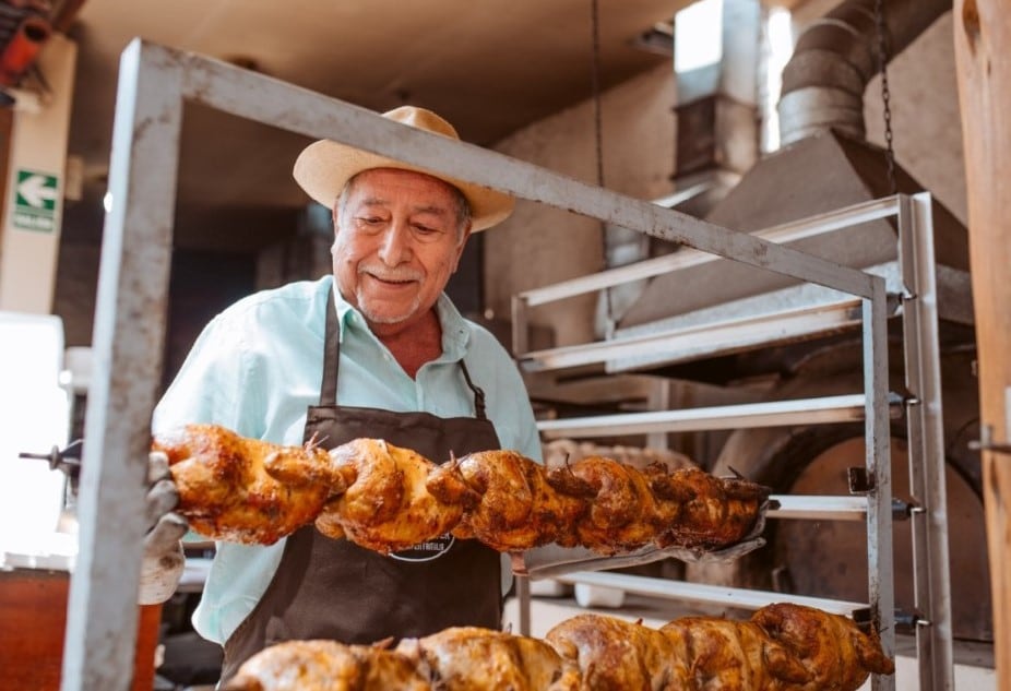 Don Walter trabajó toda su vida y aprendió en el camino a preparar el pollo a brasa que se ha convertido en el favorito de muchos.