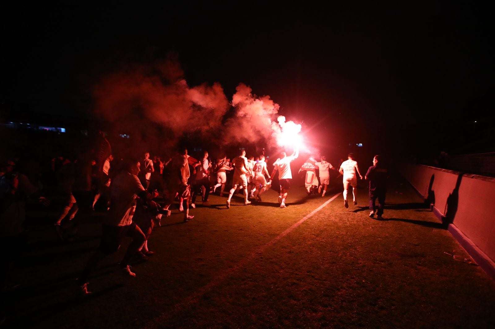 Universitario celebró la vuelta olímpica del 2023a oscuras. (Universitario)