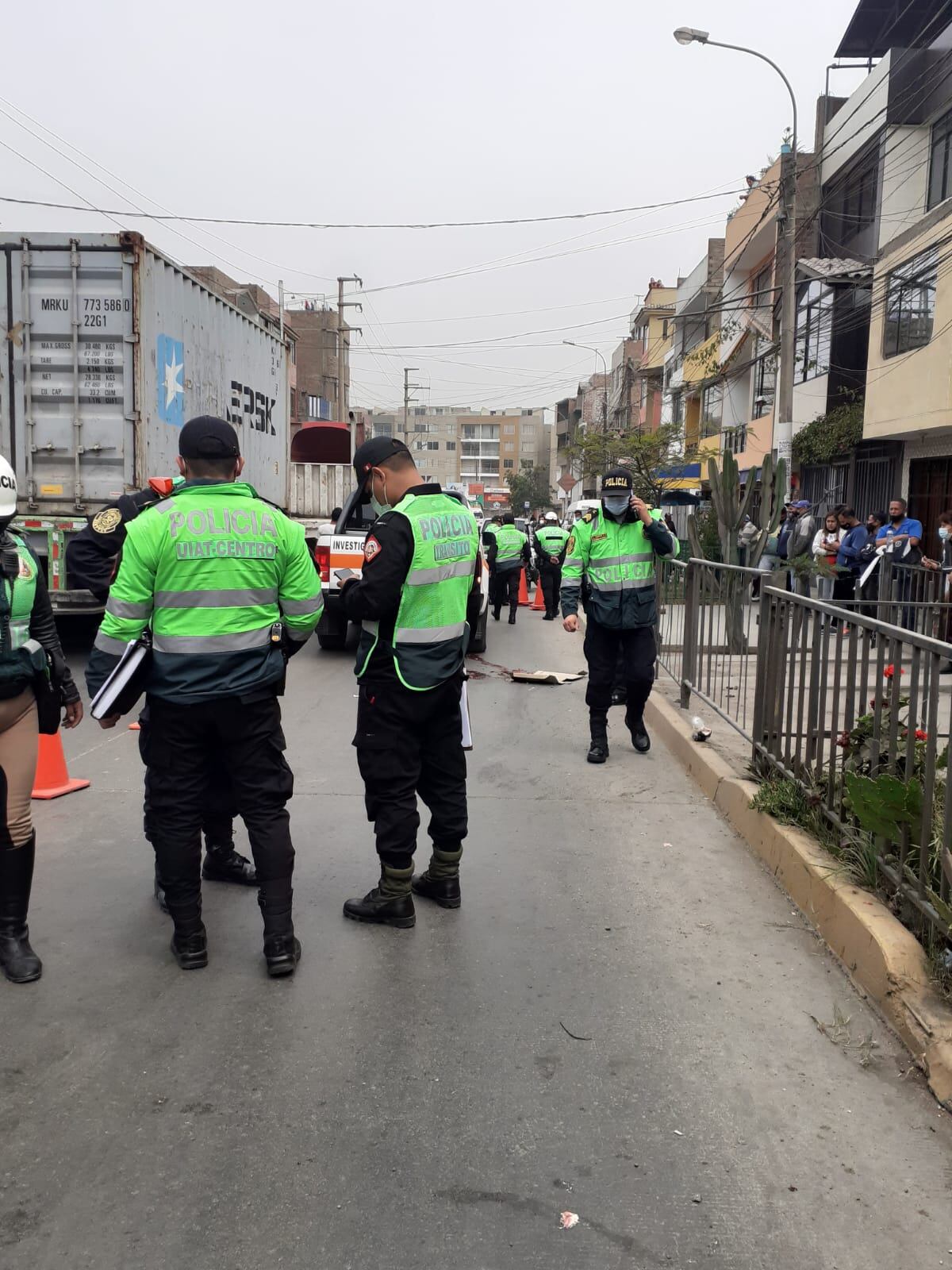 Extranjero, que también era cobrador de combi, discutió con otro trabajador, este lo arrastró del brazo y combi lo aplastó. (foto: Mónica Rochabrum)