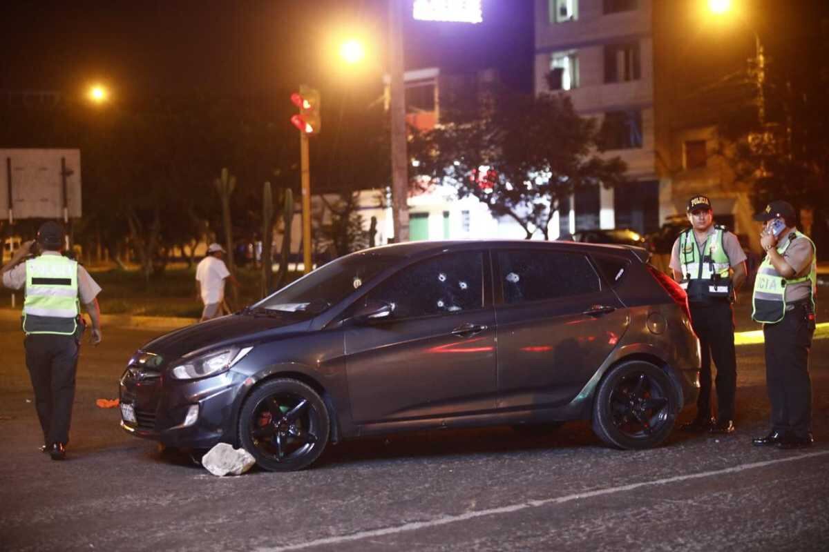 Sicarios en moto asesinan a un hombre dentro de su vehículo en plena avenida Canta Callao. Fotos: César Grados/@photo.gec