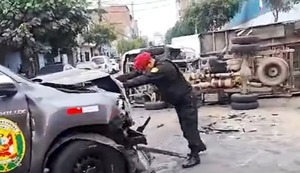 Patrullero con detenido a bordo choca violentamente contra furgoneta: “Nosotros teníamos la preferencia”