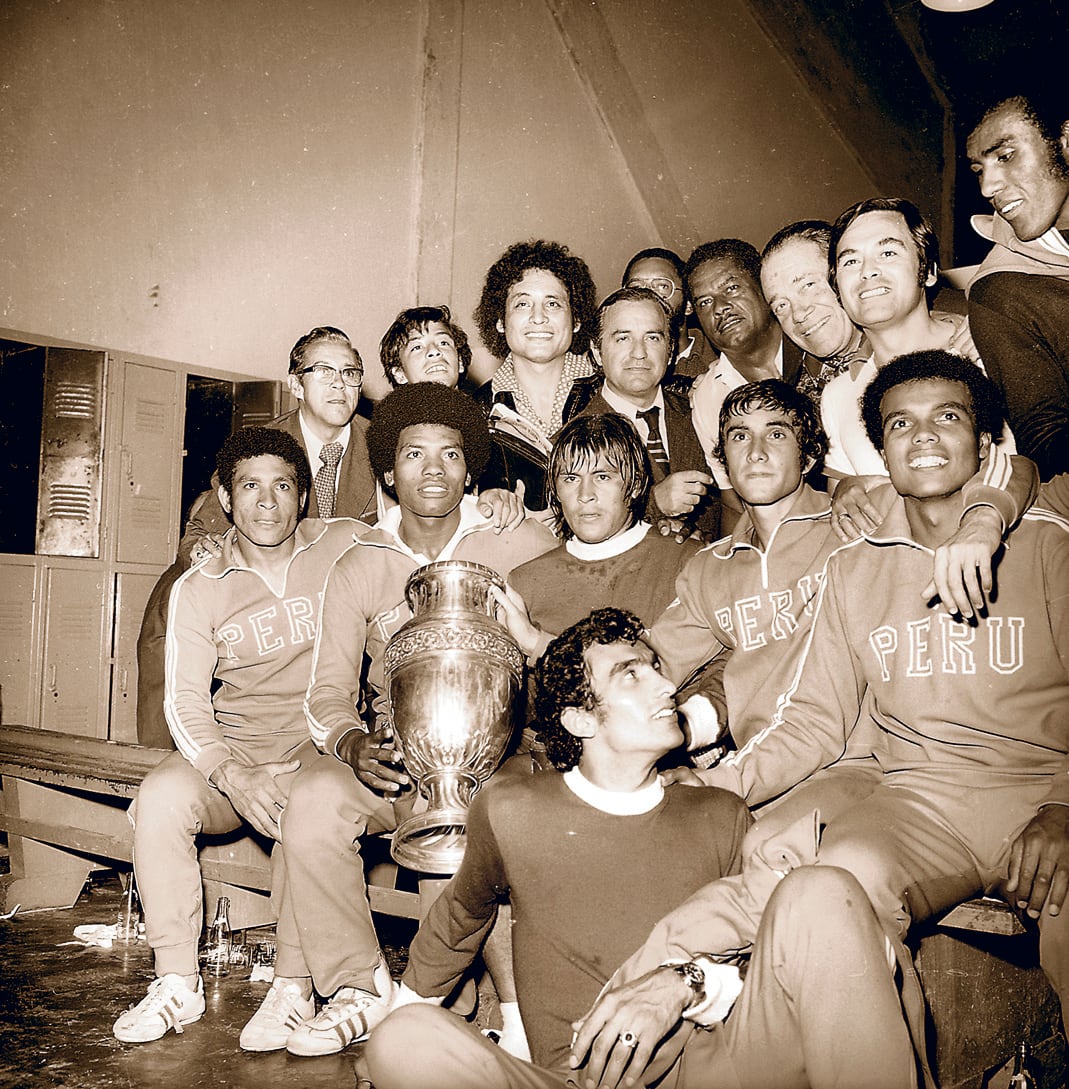 PERU CAMPEON COPA AMERICA 1975. HECTOR CHUMPITAZ, GERONIMO BARBADILLO, HUGO SOTIL, JUAN CARLOS OBLITAS, TEOFILO CUBILLAS, SANTIAGO OJEDA . FOTO ARCHIVO EPENSA (BLANCO Y NEGRO)