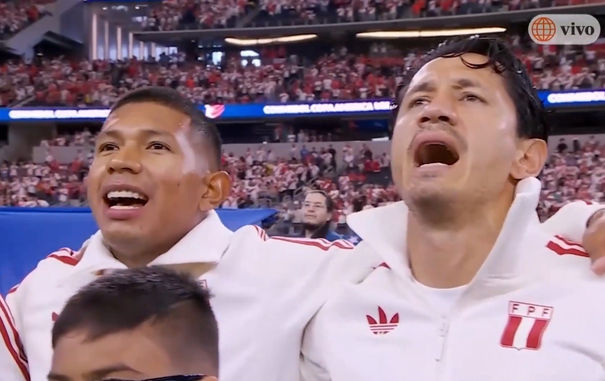 Pancholón estuvo a ras de cancha en el Perú - Chile. (Captura América)