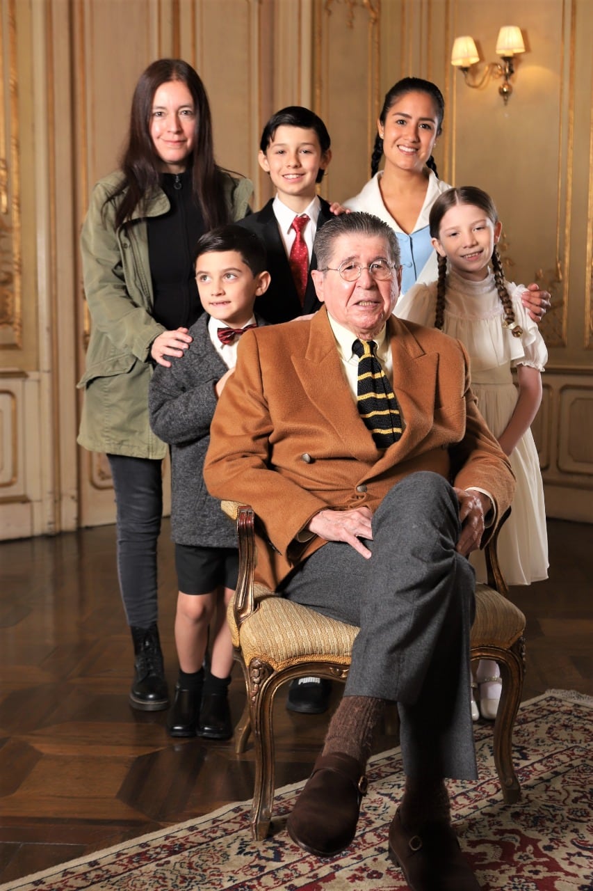 Bryce con los actores y directora de la película basada en su novela. Foto: GEC