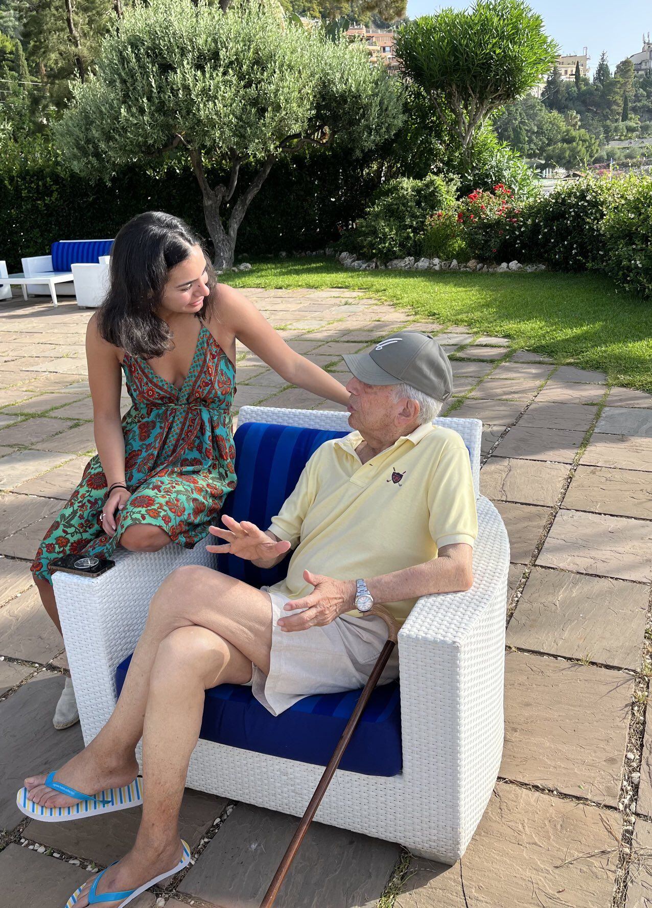 Mario Vargas Llosa conversa con Aitana, hija de Álvaro.