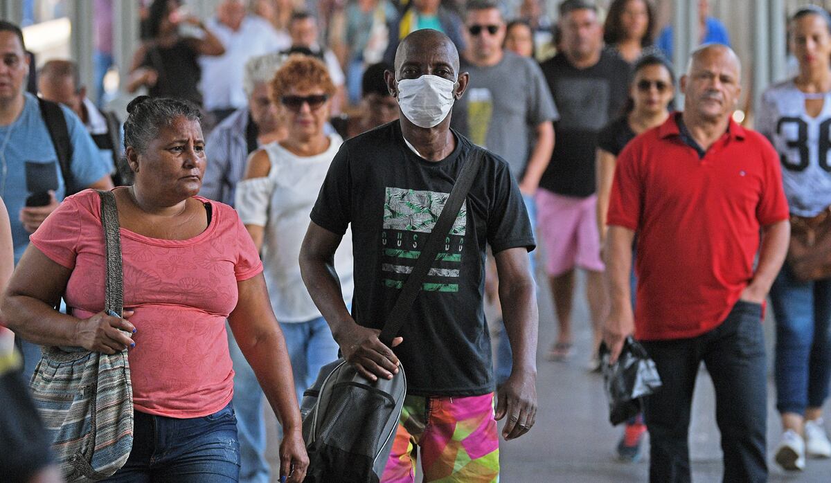La eficacia de las vacunas puede peligrar si hay un contacto masivo entre población vacunada e infectados por la variante de Manaos (Brasil), según los científicos. (Foto: Carl de Souza / AFP)