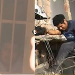 ¡Apareció entre los escombros! Rescatan hombre que quedó atrapado durante demolición de viviendas en Ate