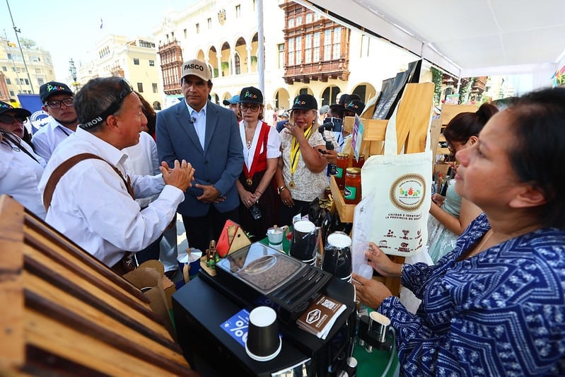 En un ambiente de fiesta y color, se realizó la feria “Más cerca del Perú”, feria en la que los productores de la región Pasco, expusieron en la Plaza de Armas de Lima sus textiles, artesanía, así como productos de consumo directo a base del café y el cacao, entre otros.