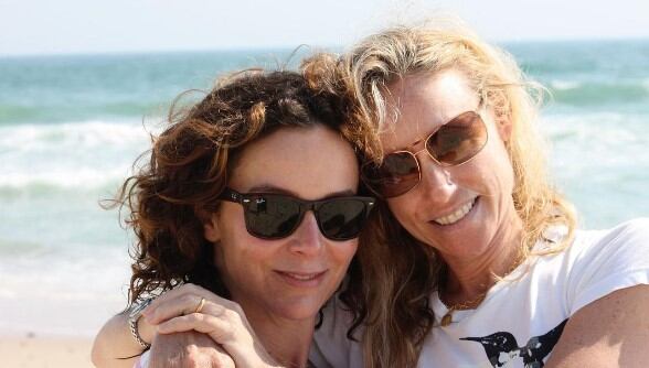 Así luce actualmente la mítica Jennifer Grey junto a Tracy Pollan (Foto: Jennifer Grey/Instagram)