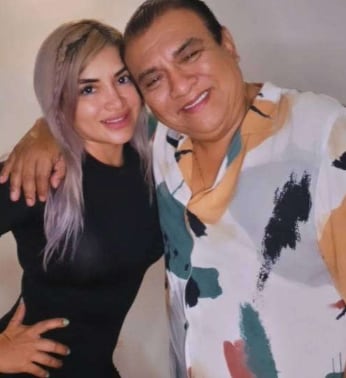 Manolo Rojas y su hija Ruby. Cuando ella era niña, vivían en una casa pequeña.