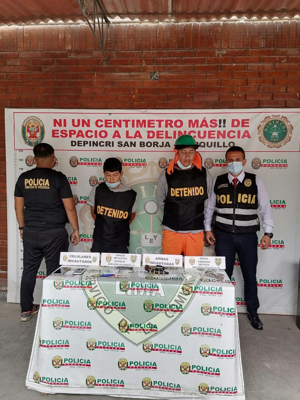 Angelo Martín Ganoza Ramírez (33), ‘burro’, y Jim Jeferson Rivera Aguilar (19), ‘pulga’, quienes serían de la banda ‘Los Temibles de las Delicias’, acusados de cobrar cupos a obras de construcción, fueron intervenidos.