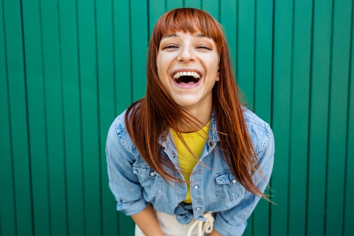 Aunque parezca algo automático, sonreír activa diversos procesos en el organismo que contribuyen a una mejor salud y calidad de vida. Foto: Istock.