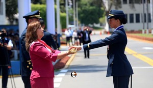 Presidenta Dina Boluarte rinde homenaje a la alférez Ashley Vargas en emotiva ceremonia
