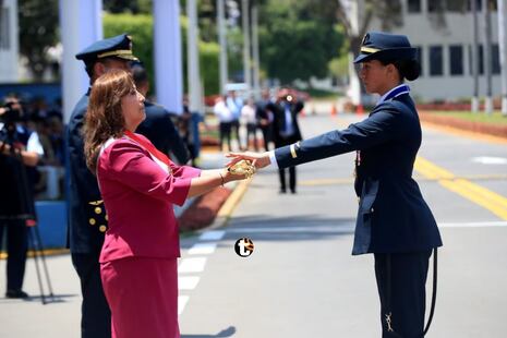 Presidenta Dina Boluarte rinde homenaje a la alférez Ashley Vargas en emotiva ceremonia