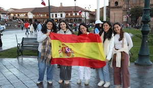 Turistas españoles celebraron la conquista del Mundial en la Plaza Mayor del Cusco | VIDEO