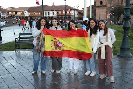 Turistas españoles celebraron la conquista del Mundial en la Plaza Mayor del Cusco | VIDEO