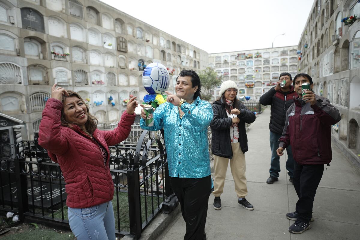 Imitador de Yo Soy visitó la tumba de Papá Chacalón