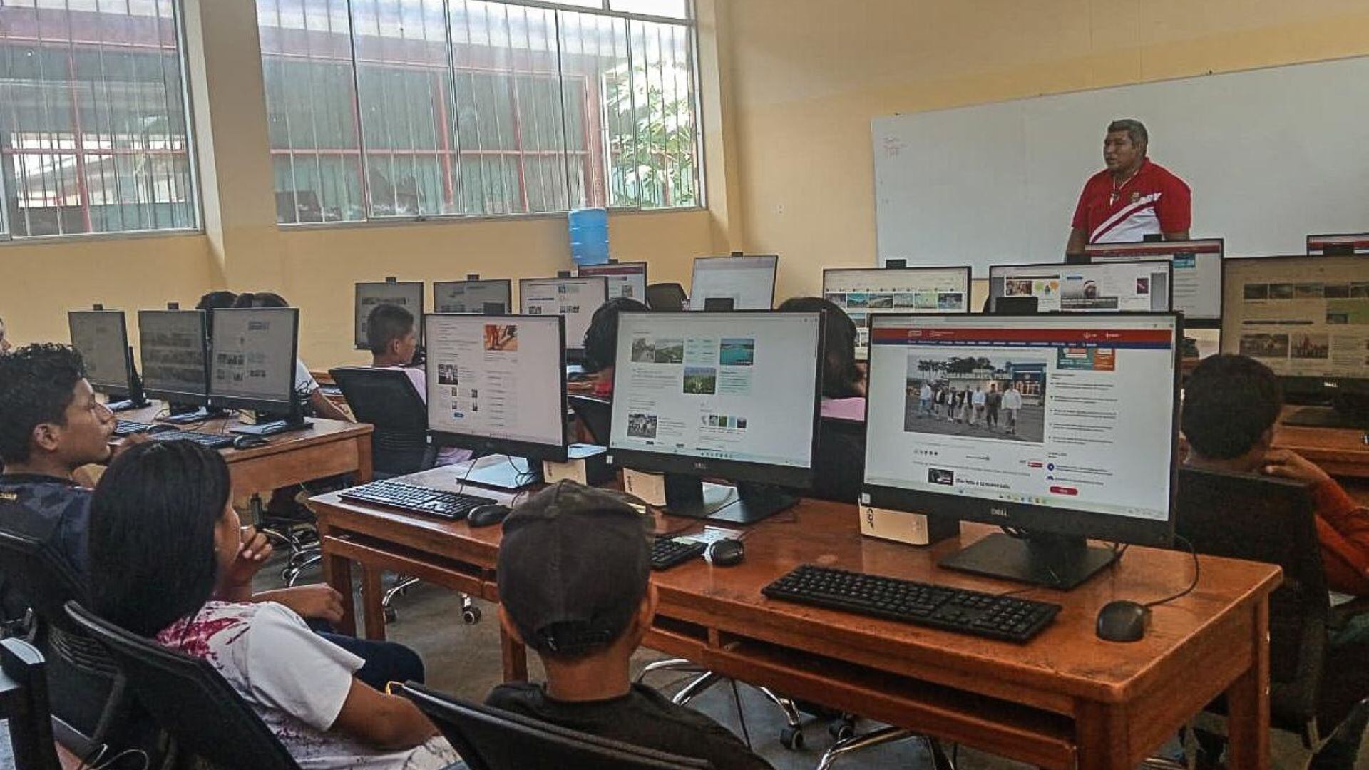 Cientos de estudiantes se benefician con mejoas educativas y acceso a becas