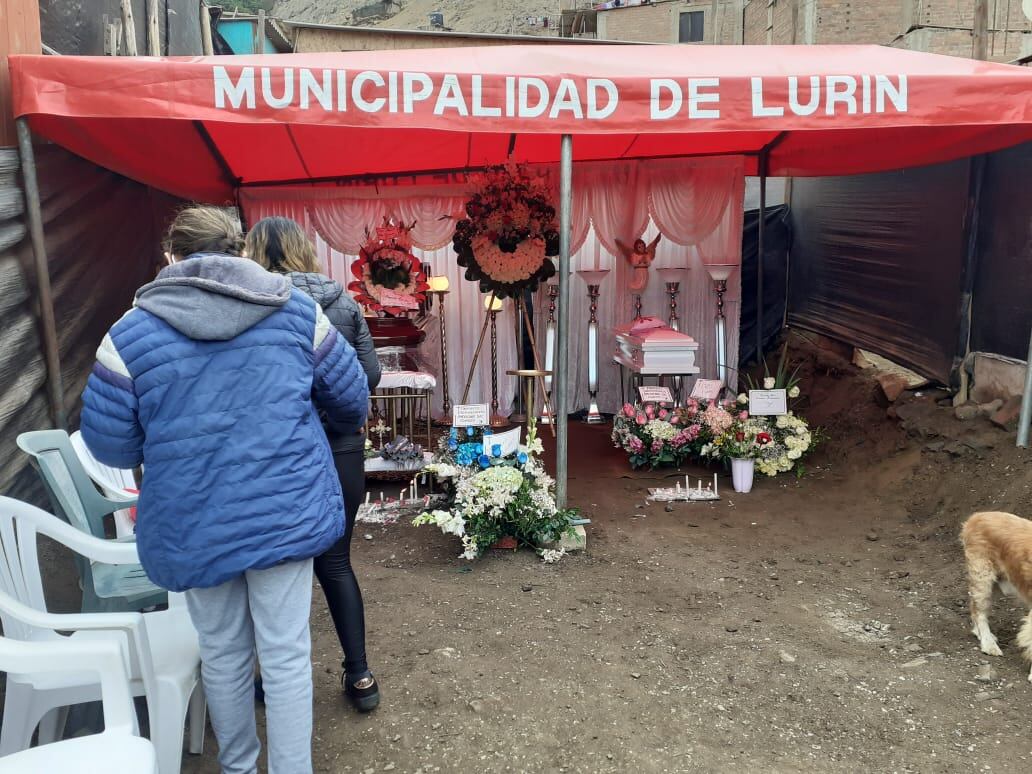 Juan Carlos Germán Chumpitaz (31) y su hijita de cinco años, murieron aplastados cuando una minivan blanca embistió en mototaxi donde se desplazaban, en Lurín. (foto: Mónica Rochabrum/Trome)