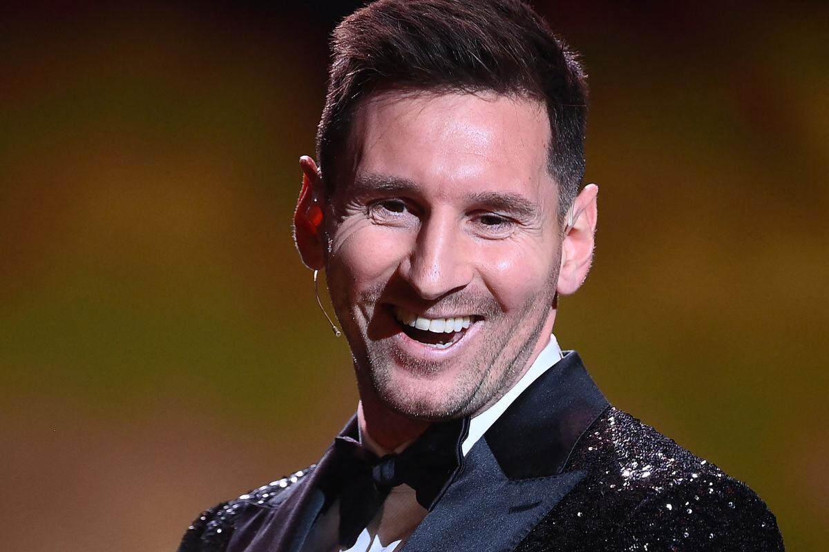Lionel Messi reacciona después de recibir el premio Ballon d'Or durante la ceremonia de premiación del Ballon d'Or 2021 de France Football en el Theatre du Chatelet de París el 29 de noviembre de 2021 (Foto: Franck Fife / AFP)
