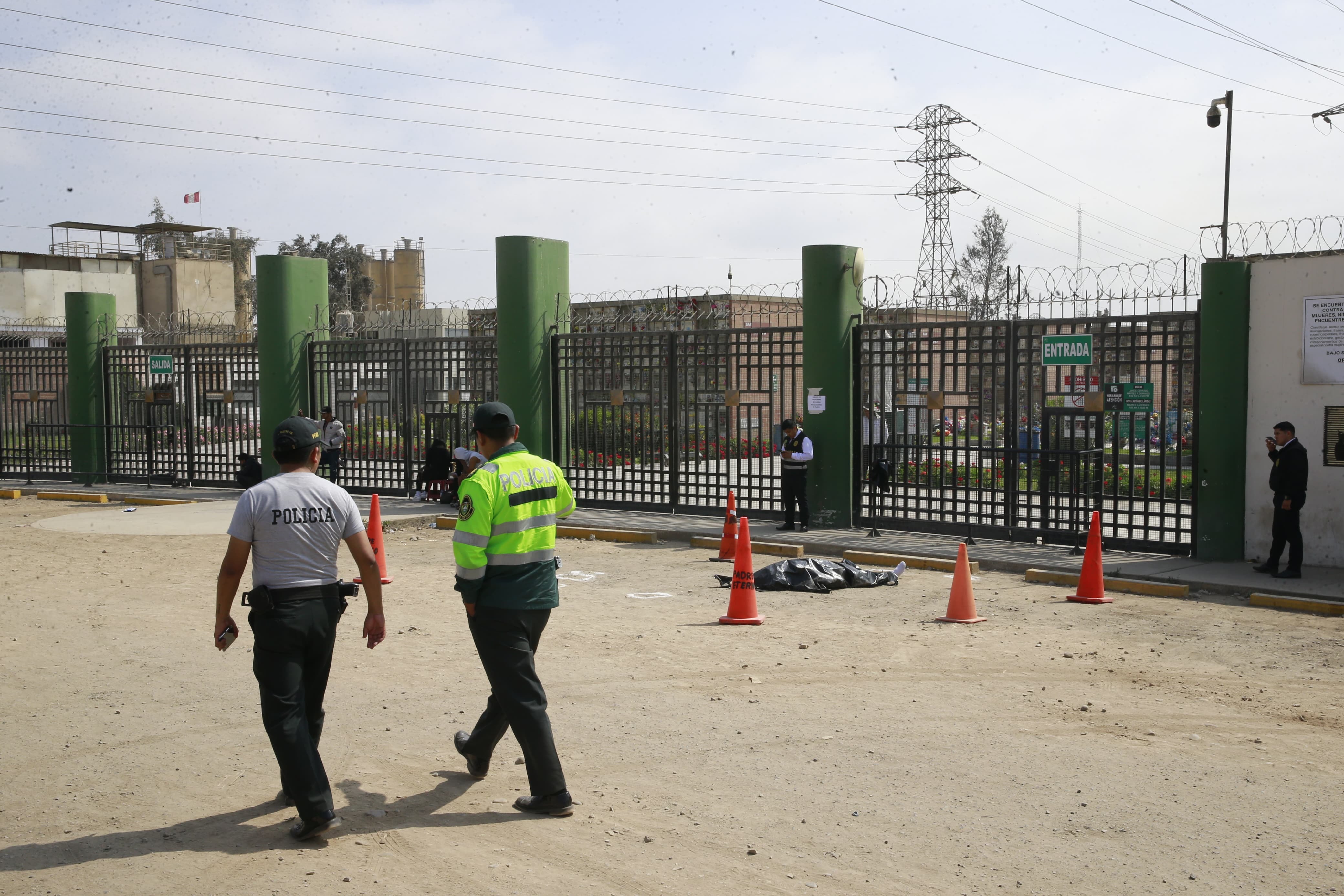 Crimen afuera de cementerio generó conmoción en El Agustino. (Fotos: Allen Quintana / @photo.gec)