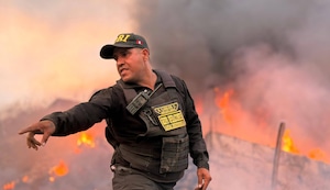 Independencia: Incendio arrasa varias viviendas en lo alto de un cerro | VIDEO