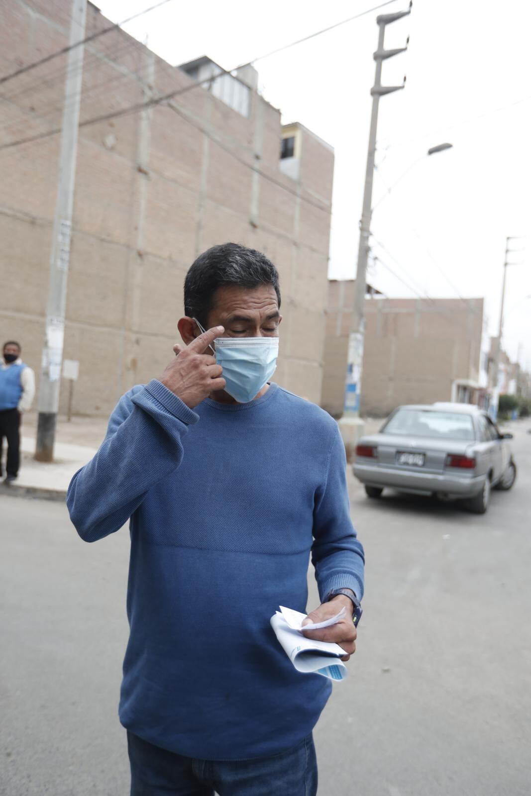Víctima de robo señala la lesión que sufrió en el rostro producto del pisotón. | Foto: Joseph Ángeles